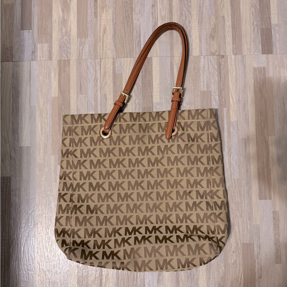 Selling this Michael Kors tote, shoulder bag, tan and brown in good condition👜🧡👜
